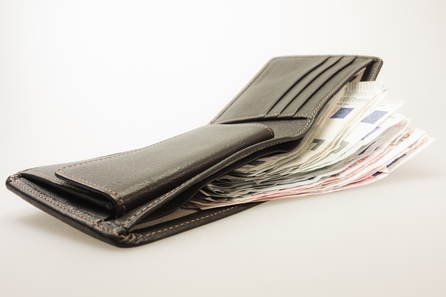 money-640x480-52165405.jpeg